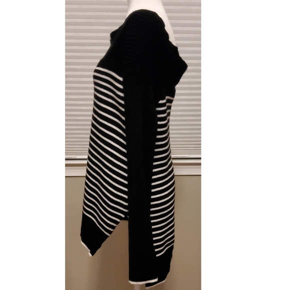 ENTRO STRIPED OVER THE SHOULDER SWEATER - Picture 10 of 12